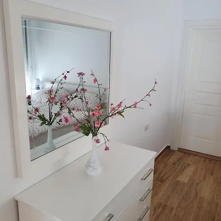 Sadet's Penthouse アパート Sarandë